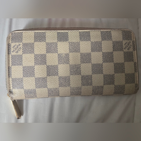 Louis Vuitton Damier Azur Pattern Canvas Zippy Wallet - Neutral - Picture 2 of 15